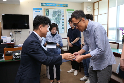 민원처리기간단축마일리지우수공무원표창장수여(12).JPG